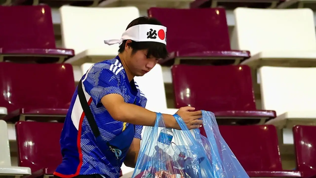 Bikin Salut, Pemain dan Suporter Jepang Kompak Bersih-bersih Kawasan Stadion Piala Dunia usai Kemenangan