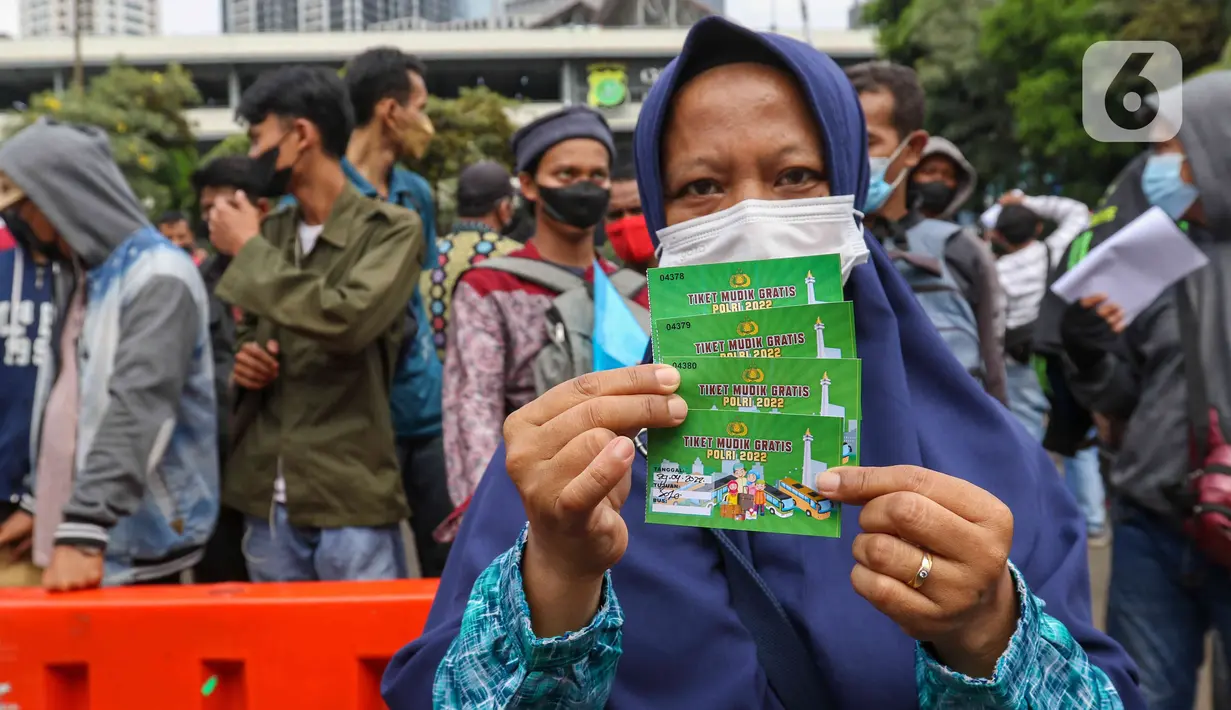 <p>Warga memperlihatkan tiket mudik gratis Lebaran 2022 seusai mendaftar di Gedung Balai Pertemuan Metro Jaya (BPMJ), Jakarta Selatan, Sabtu (23/4/2022). Polda Metro Jaya membuka program mudik gratis Lebaran 2022 untuk masyarakat. Pendaftaran mudik gratis ini dibuka hingga 24 April 2022 mendatang pukul 12.00. (Liputan6.com/Herman Zakharia)</p>