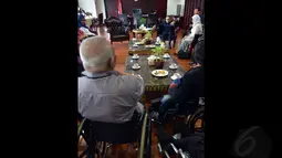 Ketua MPR RI, Zulkifli Hasan (menghadap lensa) berdiskusi dengan Persatuan Penyandang Disabilitas Indonesia di Gedung Parlemen Senayan, Jakarta, Senin (1/12). Pertemuan tersebut membahas RUU Penyandang Disabilitas. (Liputan6.com/Andrian Martinus Tunay)