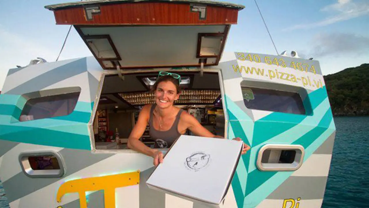 Karir Sukses, demi Passion Pasangan Ini Pilih Jual Pizza di Laut