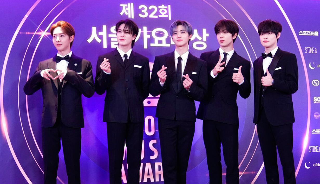 NCT Dream berpose sebelum acara Seoul Music Awards di Seoul, Korea Selatan, 19 Januari 2023. Perseonel NCT Dream terlihat kompak memakai setelan jas berwarna hitam pada acara tersebut. (AP Photo/Ahn Young-joon)