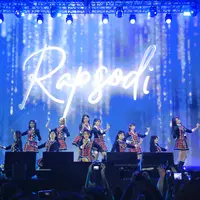 Selain nostalgia dengan lagu lawas, JKT48 juga membawa Rapsodi indah. Lagu ini jadi salah satu andalan mereka yang buat penonton karaokean bareng. [Adrian Putra/Fimela.com]