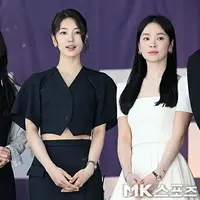 Lihat di sini beberapa potret penuh pesona para goddess Korea Selatan; Song Hye Kyo, Bae Suzy, dan Lim Ji Yeon berkumpul di Blue Dragon Series Awards Hand Printing.