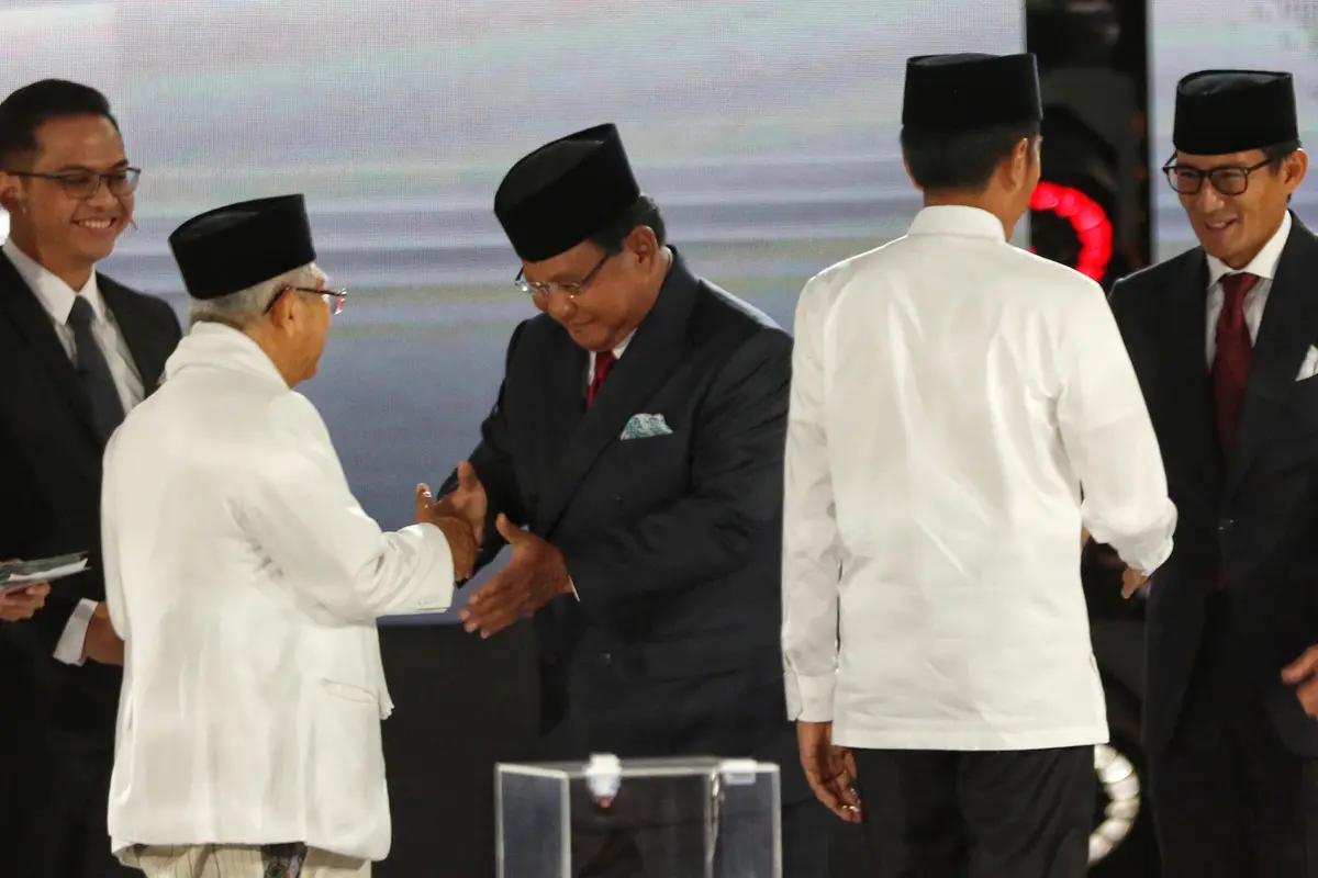 Awali Debat Kelima Pilpres 2019, Prabowo Beri Hormat Kepada Jokowi
