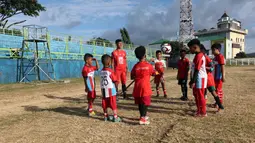 Gelandang Malut United, Dedy Gusmawan, tampak antusias memberi pelatihan kepada peserta coaching clinic di&nbsp;Stadion Gelora Kie Raha, Ternate, Minggu (13/8/2023) sore hari WIT. (Bola.com/Okie Prabhowo)