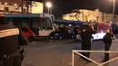 Personel layanan darurat berkumpul di lokasi tabrakan antara dua rangkaian trem di wilayah Issy-les-Moulineaux, Paris, Senin (11/2). Belum diketahui pasti penyebab kecelakaan dengan para penumpang ada di dalamnya tersebut. (Philippe DUPEYRAT / AFP)