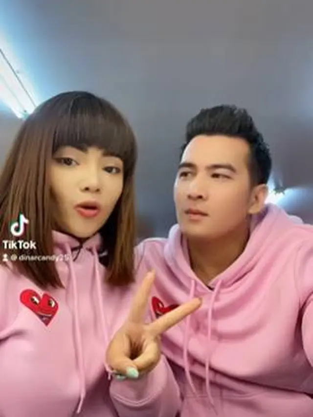Batal Putus, Ini 6 Potret Ridho Ilahi Saat Beri Cincin Dinar Candy