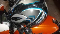 Bahaya Letakkan Helm di Atas Tangki Motor 