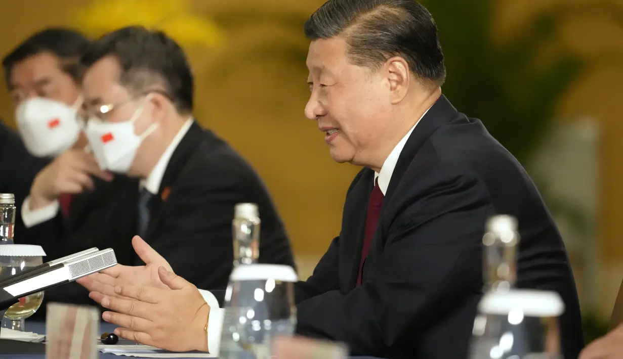 Presiden China Xi Jinping mendengarkan Presiden AS Joe Biden selama pertemuan mereka di sela-sela pertemuan puncak G20 di Nusa Dua, di Bali, Senin (14/11/2022). Xi melakukan pembicaraan yang 'terus terang' dan 'mendalam' dengan Biden soal masalah-masalah yang memicu ketegangan di antara kedua negara dengan perekonomian terbesar di dunia ini. (AP/Alex Brandon)