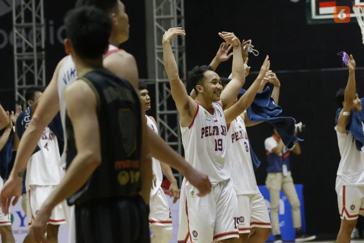 Foto: Comeback di Kuarter keempat, Pelita Jaya Pecundangi West Bandits Solo untuk Sapu Bersih Kemenangan di 4 Laga Awal IBL 2022