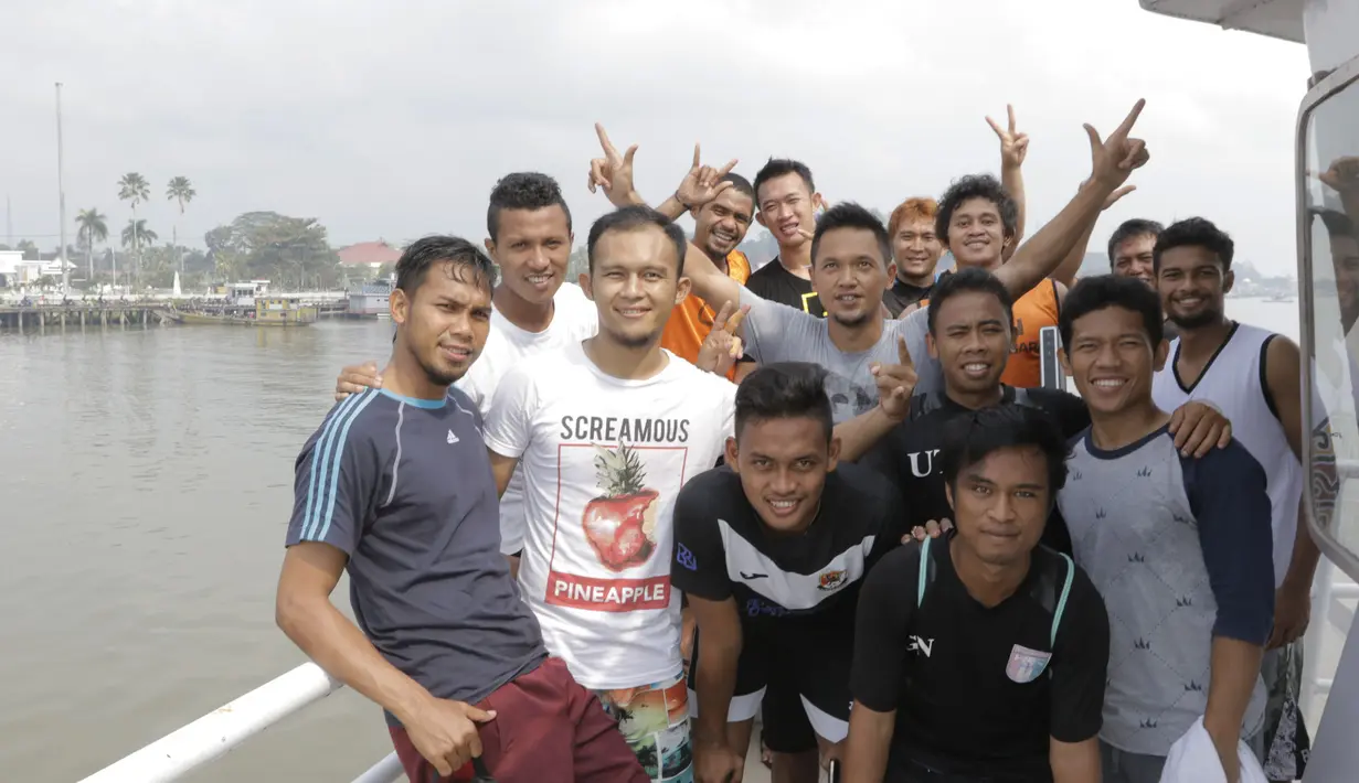 Para punggawa Mitra Kukar foto bersama saat pulang latihan menggunakan kapal feri menyeberangi Sungai Mahakam dari Stadion Aji Imbut, Tenggarong, Kaltim, Sabtu (3/10/2015). (Bola.com/Vitalis Yogi Trisna)