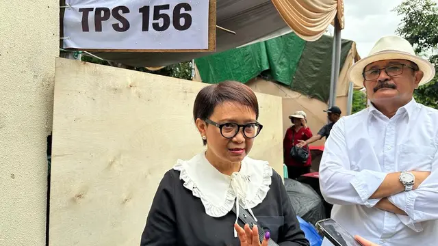 Retno Marsudi dan suami, Agus Marsudi, usai melakukan pencoblosan dalam Pemilu 2024 di TPS 156, terletak di dekat kediamannya di Pesona Khayangan, Depok, Jawa Barat, Rabu (14/2/2024).