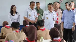 Saat meninjau uji coba program makan bergizi gratis di SMPN 270 Jakarta, Wapres Gibran Rakabuming Raka didampingi Penjabat (Pj) Gubernur DKI Jakarta, Teguh Setyabudi. (Liputan6.com/Herman Zakharia)