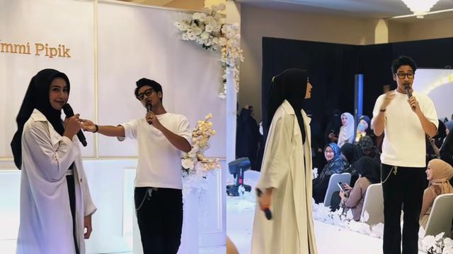 Potret Sintya Marisca dan Abidzar Al Ghifari saat berduet membawakan lagu 'Inikah Cinta' pada acara peluncuran brand parfum Umi Pipik (Instagram/@sintyamarisca)