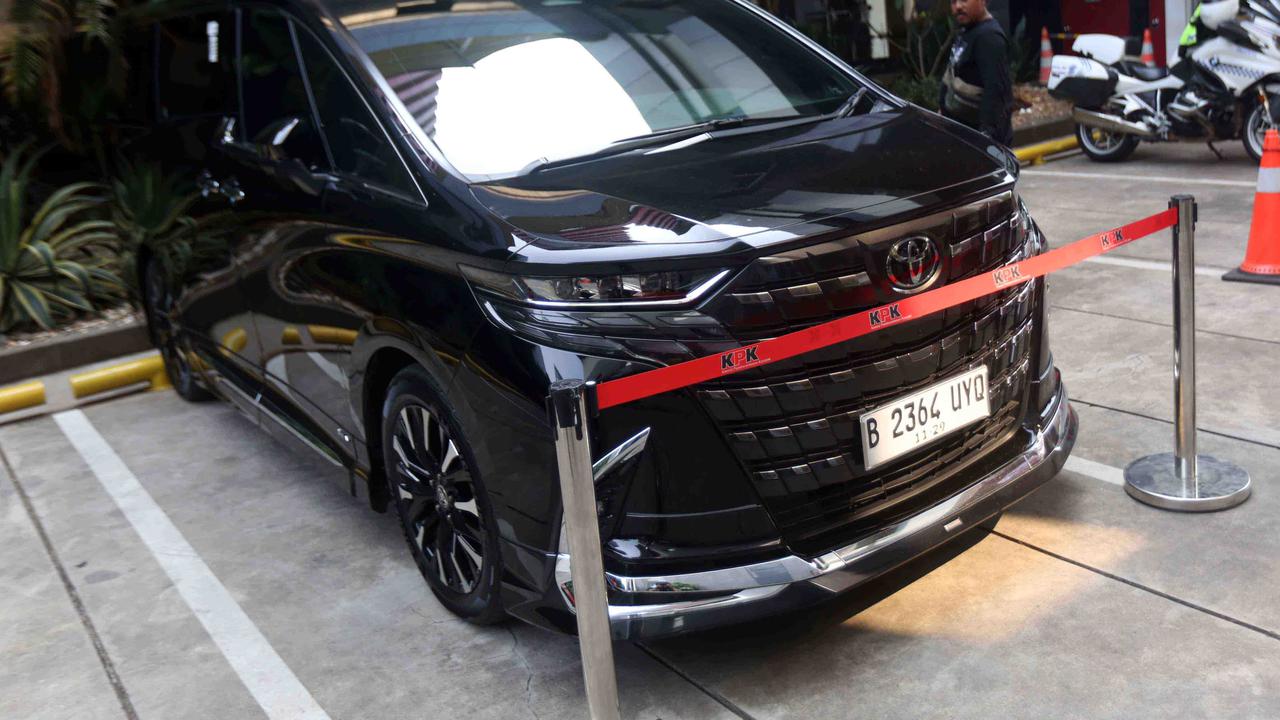 FOTO: Penampakan Alphard Mewah yang Disita dari Eks Wamenaker Noel