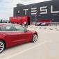 Foto yang diabadikan pada 26 Oktober 2020 ini menunjukkan kendaraan Tesla Model 3 yang diproduksi di China (made in China) di gigafactory Tesla yang terletak di Shanghai, China timur. (Xinhua/Ding Ting)