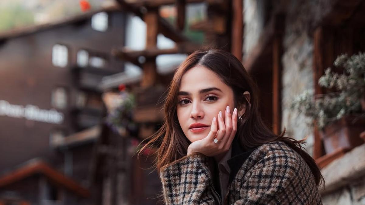 Gaya Syifa Hadju Pamer Cincin Tunangan Nyaris Rp1 Miliar dengan Gaya Layering Stylish di Zermatt