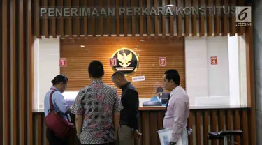 Pengemudi taksi online menyerahkan permohonan uji materi UU Lalu Lintas dan Angkutan Jalan ke Mahkamah Konstitusi (MK), Jakarta, Rabu (14/3). Mereka meminta MK mengkaji Pasal 106 Ayat (1) dan Pasal 283 UU No. 22 Tahun 2009. (Liputan6.com/Angga Yuniar)