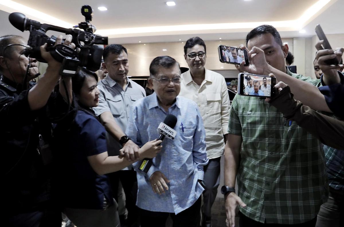 FOTO: Rismon Hasiholan Sianipar Dilaporkan Jusuf Kalla ke Bareskrim