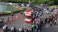 Warga antusias menyambut Tontowi Ahmad, Liliyana Natsir, Eko Yuli dan Sri Wahyuni saat parade dengan bus Bandros dari Bundaran HI menuju Istana Negara, Rabu (24/8/2016). (Bola.com/Nicklas Hanoatubun)