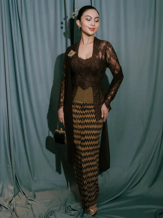 Potret Ariel Tatum Pancarkan Pesona Bangsawan Jawa Era 1950-an, Padukan Kebaya Kutubaru dan Tas Warisan Sang Nenek