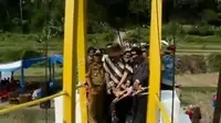 Warga Sukabumi kini bisa menyeberang dengan nyaman, baik berjalan kaki maupun menggunakan sepeda motor. (Liputan 6 SCTV)