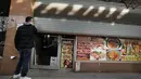Pria Yaman pemilik toko Musa menutup toko kelontongnya di Brooklyn borough New York City, Kamis (2/1). Ribuan pemilik toko kelontong telah menutup tokonya untuk memprotes perintah eksekutif Donald Trump. (Spencer Paltt/GETTY IMAGES NORTH AMERICA/AFP)