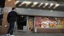 Pria Yaman pemilik toko Musa menutup toko kelontongnya di Brooklyn borough New York City, Kamis (2/1). Ribuan pemilik toko kelontong telah menutup tokonya untuk memprotes perintah eksekutif Donald Trump. (Spencer Paltt/GETTY IMAGES NORTH AMERICA/AFP)