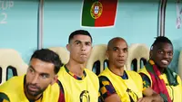 Pemain Portugal, Cristiano Ronaldo (kiri kedua) terlihat duduk di bangku cadangan saat laga 16 besar Piala Dunia 2022 melawan Swiss yang berlangsung di Lusail Stadium, Selasa (06/12/2022) waktu setempat. (AP/Natacha Pisarenko)