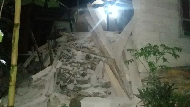 Gempa 7,3 SR merusak rumah warga di Banjarnegara (Foto: Liputan6.com/Muhamad Ridlo/SRU BJN)