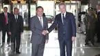 Gubernur Bank Indonesia (BI) Agus Martowardojo bersalaman dengan Presiden Finlandia Sauli Niinisto, Jakarta (4/11). Dalam kunjungan tersebut gubernur BI membahas persoalan Ekonomi antara kedua negara untuk menjalin kerjasama. (Liputan6.com/Angga Yuniar)