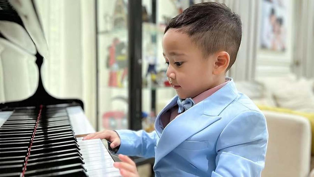 7 Potret Gaya Imut Rayyanza Main Piano Pake Jas Biru, Netizen: Ada Aja Gebrakannya Raffi Kemasan Sachet