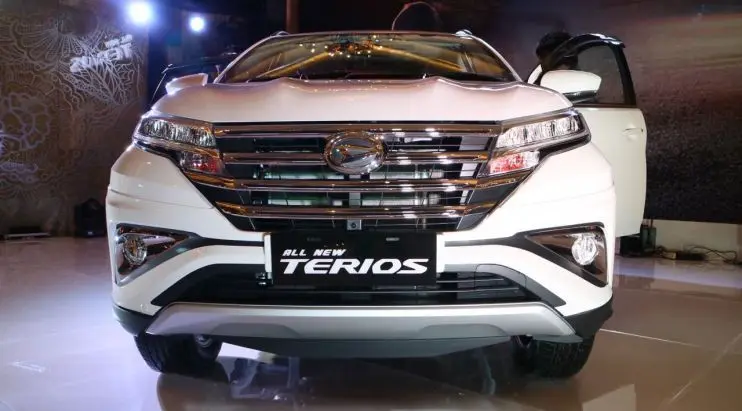 Tampak depan All new Daihatsu Terios nampak elegan dengan lapisan krom pada gril. (Herdi/Liputan6.com)