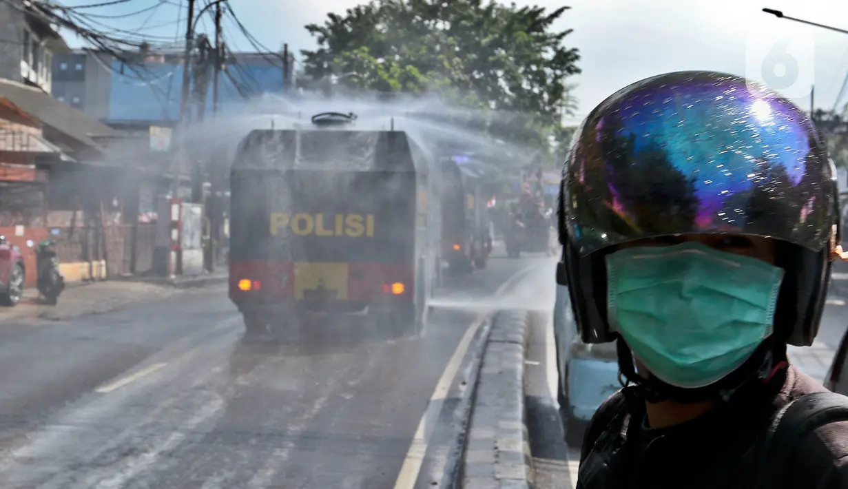 Mobil Water Cannon milik Polisi menyemprotkan Disinfektan di jalan Slipi, Jakarta, Selasa (31/3/2020). Meluasnya Covid-19 membuat petugas kepolisian Berinisiatif menyemprotkan Disinfektan menggunakan Water Cannon memutari jalan, Petamburan, Slipi Raya Jakarta Barat. (Liputan6.com/Johan Tallo)