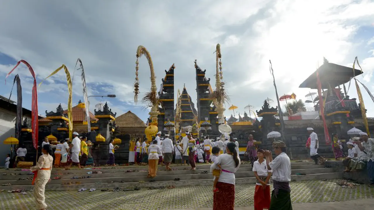 Jelang Hari Raya Galungan, Umat Hindu Padati Tempat Ibadah