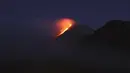 Dalam foto yang diambil menggunakan kecepatan rana kamera lambat ini, lahar panas mengalir dari kawah Gunung Merapi, di Sleman, Yogyakarta, Rabu dini hari (11/8/2021). Gunung Merapi adalah yang paling bergejolak dari lebih dari 120 gunung berapi aktif di Indonesia. (AP Photo/Trisnadi)