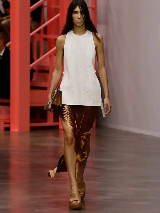 <p>Kim Jones lalu mengembangkan kode-kode yang telah dibuatnya selama ini di FENDI sambil memanfaatkan sejarah brand ini dan mengembangkan bahasa yang berbeda untuk saat ini. Foto: Document/FENDI.</p>