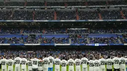 Sesaat sebelum laga melawan Rayo Vallecano dimulai, para pemain Madrid masuk ke lapangan mengenakan jersei milik Vinicius Junior. (AP Photo/Manu Fernandez)