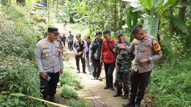 Petugas Polres Ciamis tengah melakukan olah TKP di lokasi pembunuhan dan mutilasi di Dusun Sindangjaya, Desa Cisontrol, Kecamatan Rancah, Kabupaten Ciamis, Jawa Barat. (Liputan6.com/Jayadi Supriadin)