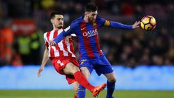 Bintang Barcelona, Lionel Messi, berusaha melewati gelandang Sporting, Sergio Alvarez. Bermain di kandang, La Blaugrana menunjukan dominasinya dengan penguasaan bola mencapai 72 persen. (AP/Manu Fernandez)