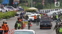 Suasana penerapan ganjil genap di Jalan Raya Puncak, Gadog, Kabupaten Bogor, Jawa Barat, Jumat (3/9/2021). Pemerintah Kabupaten Bogor menerapkan uji coba sistem ganjil genap bagi kendaraan di wilayah puncak pada tanggal 3 hingga 5 September 2021. (Liputan6.com/Herman Zakharia)