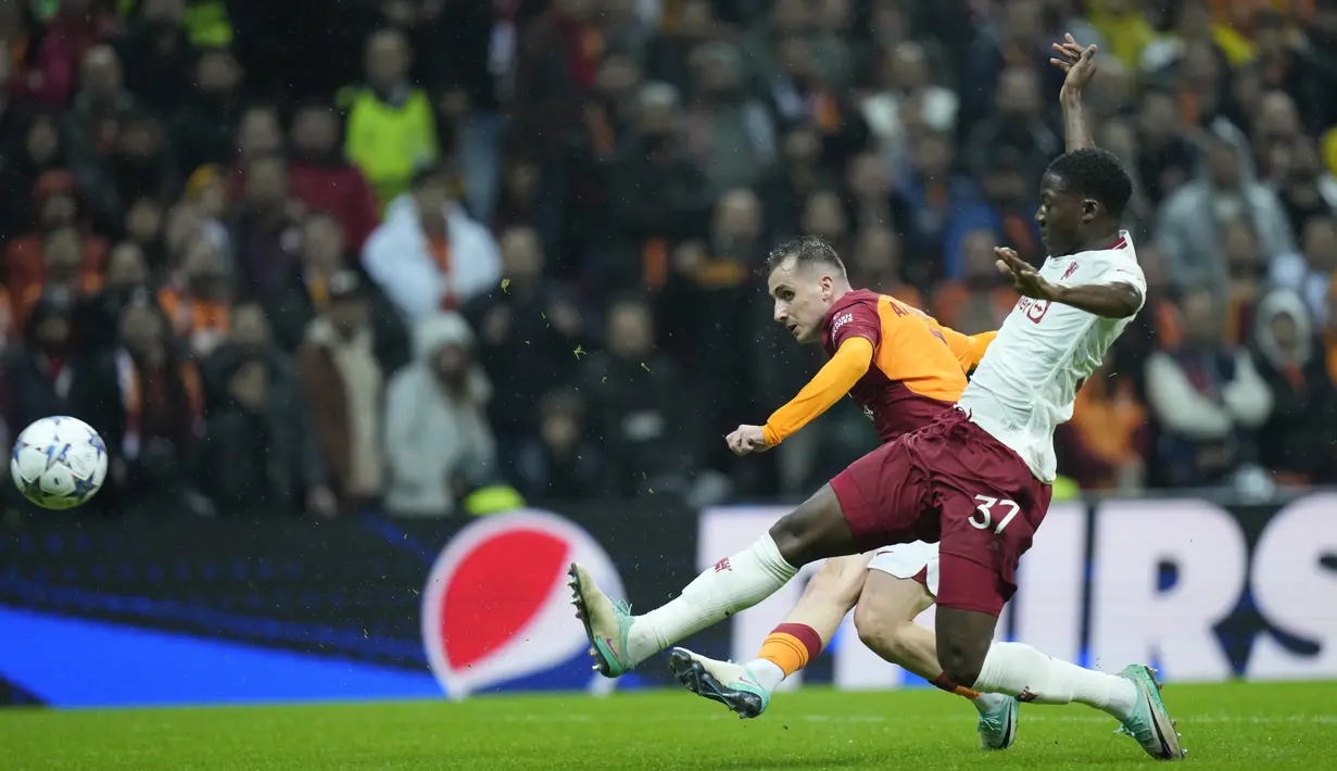 Galatasaray membalas melalui brace Hakim Ziyech (29', 62') dan gol Karem Akturkoglu (71'). (AP Photo/Francisco Seco)