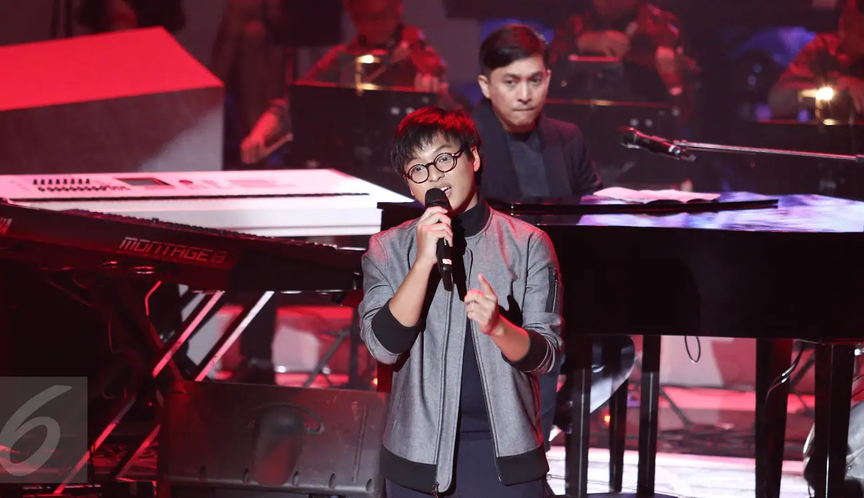 Penampilan Arsy Widianto berkolaborasi dengan musisi Yovie Widianto saat konser “Beranda Cinta Yovie & His Friends”, di Studio 6 Emtek City, Jakarta, Rabu (3/5). (Liputan6.com/Herman Zakharia)