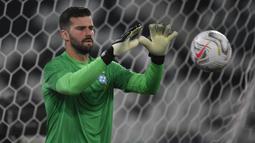 Alisson Becker. Kiper Brasil berusia 30 tahun yang telah membela Liverpool sejak awal musim 2018/2019 ini menjadi pemain Liverpool keempat dengan caps terbanyak bagi timnas. Bersama Timnas Brasil ia total telah tampil dalam 57 laga dengan torehan 39 kali clean sheet dan kebobolan 21 gol sejak melakukan debut pada 14 Oktober 2015. Bersama kiper Manchester City, Ederson ia akan bahu membahu membela Brasil di Piala Dunia 2022 Qatar yang menjadi Piala Dunia kedua sepanjang kariernya. (AFP/Mauro Pimentel)