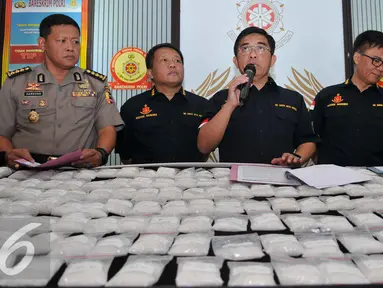 Direktorat tindak pidana narkoba merilis pengungkapan sindikat narkotika internasional jenis shabu 15,5 Kg yang dilakukan oleh Warga negara Nigeria, Jakarta, Jumat (18/9/2015).(Liputan6.com/Gempu M Surya)