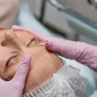 Crepey skin adalah kulit yang tipis menyerupai kertas crepe. (Foto: Pexels/cottonbro studio)