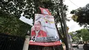 Alat peraga kampanye (APK) calon anggota legislatif (caleg) menghiasi pepohonan yang berada di pinggir jalan, Jakarta, Rabu (20/3). Pemasangan APK caleg tersebut juga dapat merusak pepohonan serta lingkungan. (merdeka.com/Iqbal Nugroho)