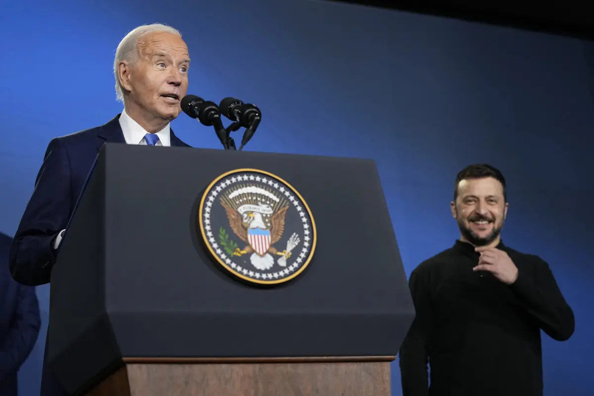 Presiden AS Joe Biden memperkenalkan Presiden Ukraina Volodymyr Zelenskyy sebagai musuhnya dari Rusia Vladimir Putin, di KTT NATO, Kamis (11 Juli 2024). (AP)