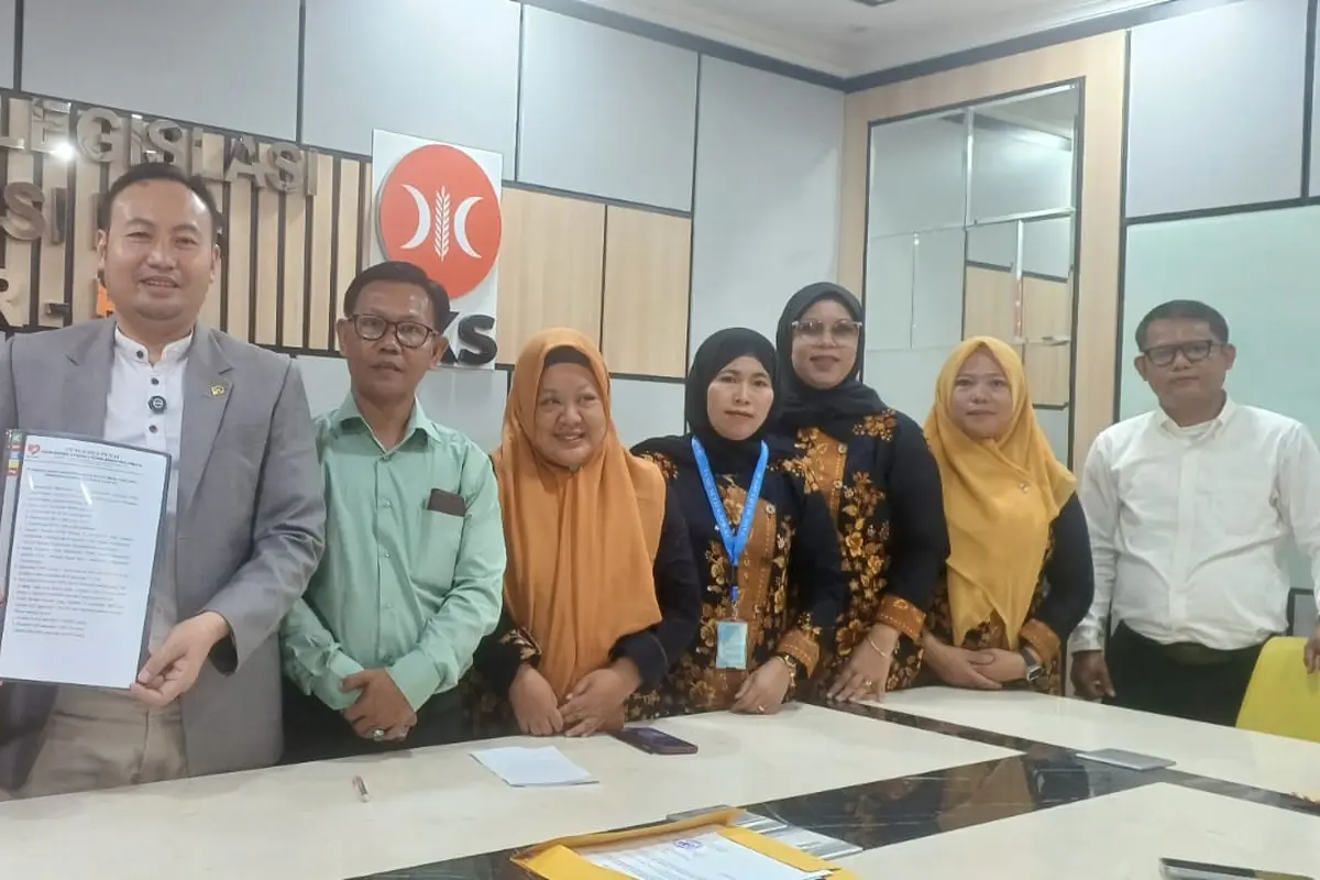 Anggota Komisi II DPR RI Fraksi PKS, Rahmat Saleh, menerima aspirasi tenaga honorer R2 dan R3 Sumatera Selatan terkait seleksi Pegawai Pemerintah dengan Perjanjian Kerja (PPPK) di Fraksi PKS DPR RI, Selasa (11/2/2025). (Fraksi PKS)