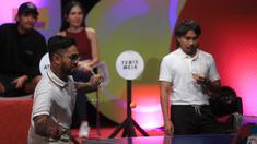 Artis, Onadio Leonardo (kiri), menunjukan kebolehannya bermain tenis meja disela-sela sesi konferensi pers Turnamen Olahraga Selebriti Indonesia (OSI) yang berlangsung di SCTV Tower, Jakarta, Selasa (4/7/2023). (Bola.com/Ikhwan Yanuar)